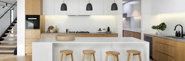 photo-1600585152220-90363fe7e115